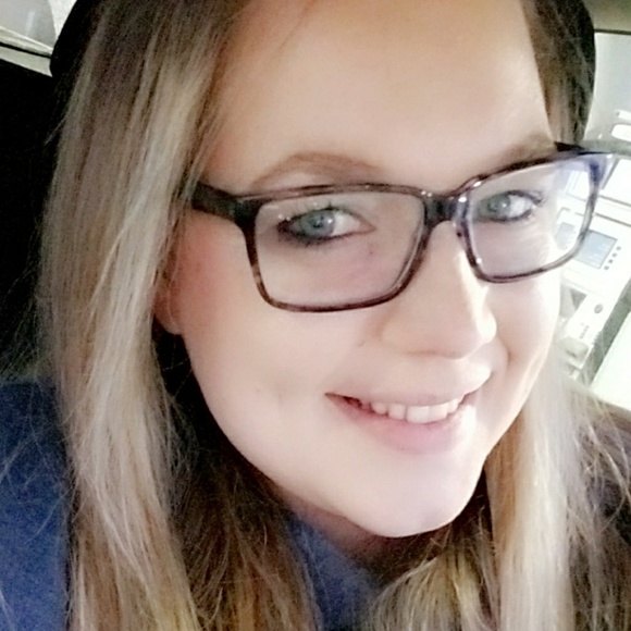 Meet your Posher, Courtney - Picture 1 of 1